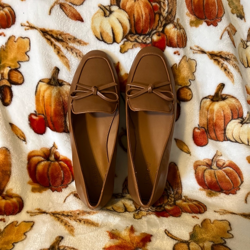 J.Crew size 7 tan loafers with bow.